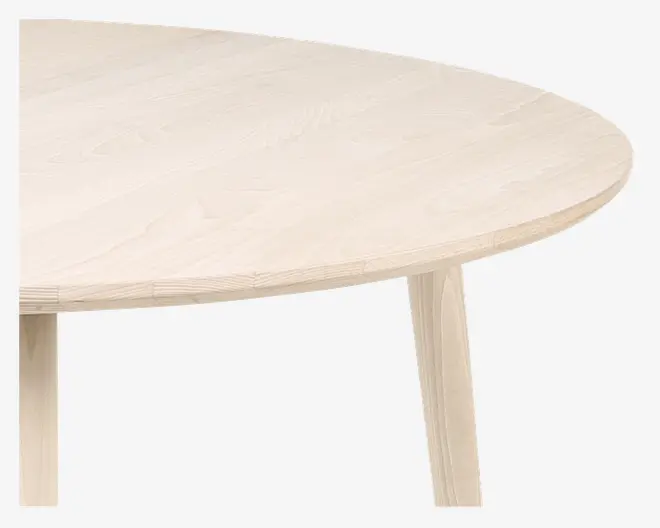 Lyst træbord med en glat, rund bordplade og let skrå ben. Træets årer er synlige, hvilket giver et naturligt og minimalistisk udtryk.