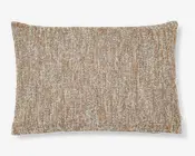 Rektangulær pude med et tekstureret, vævet betræk i en blanding af beige, brune og hvide nuancer. Stoffet har et meleret, tweed-lignende udseende, der giver et hyggeligt og rustikt præg. Kanterne er blødt afrundede, og der er et lille stofmærke i den ene side.
