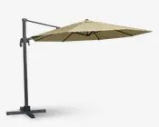 Stor udendørs parasol med beige dug og fritstående design. Parasollen understøttes af en solid sort metalramme med krydsfod for stabilitet. Dugen er ottekantet og har flere støttestænger for øget holdbarhed. Der er et håndsving på stangen, som gør det nemt at åbne og lukke parasollen. Velegnet til at give skygge over terrasser eller udendørs siddeområder.