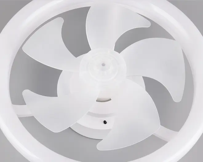 Loftlampe i hvid med ventilator