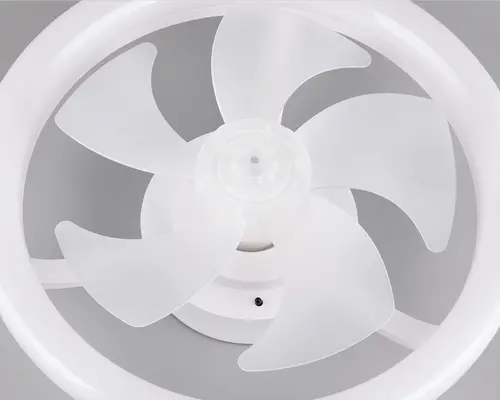Loftlampe i hvid med ventilator