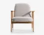 Lænestol med stel i lyst træ og lige, afrundede armlæn. Sæde og ryglæn er polstret med et tekstureret, lysebeige stof, der giver et blødt og komfortabelt udtryk. Designet er minimalistisk og moderne med rene linjer og let tilbagelænet ryg for ekstra komfort.