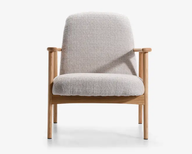 Lænestol med stel i lyst træ og lige, afrundede armlæn. Sæde og ryglæn er polstret med et tekstureret, lysebeige stof, der giver et blødt og komfortabelt udtryk. Designet er minimalistisk og moderne med rene linjer og let tilbagelænet ryg for ekstra komfort.