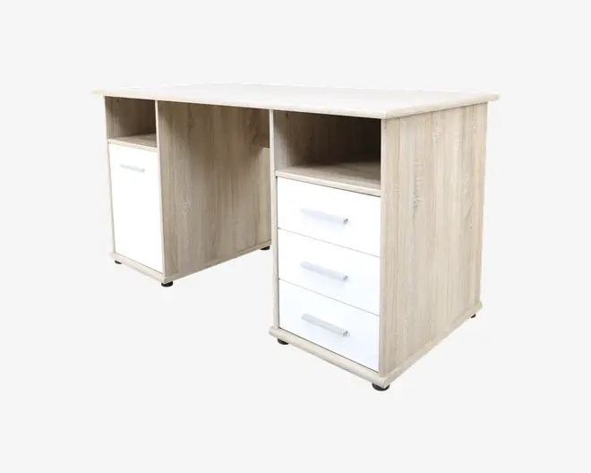 Rektangulært skrivebord med lys træfinish, der har tre hvide skuffer med vandrette greb på højre side og en enkelt hvid skabslåge med greb på venstre side. Begge sider har åbne hylder over skufferne og skabet til ekstra opbevaring. Bordet har en rummelig bordplade og et moderne, minimalistisk design.