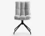 En moderne stol med en blød, segmenteret ryg og sæde, polstret med et tekstureret lysegråt stof. Stolen har tre lodrette polstrede sektioner på ryggen og tre vandrette polstrede sektioner på sædet, hvilket giver ekstra komfort. Den står på en solid sort metalbase med fire skråtstillede ben for stabilitet.