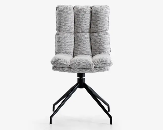 En moderne stol med en blød, segmenteret ryg og sæde, polstret med et tekstureret lysegråt stof. Stolen har tre lodrette polstrede sektioner på ryggen og tre vandrette polstrede sektioner på sædet, hvilket giver ekstra komfort. Den står på en solid sort metalbase med fire skråtstillede ben for stabilitet.