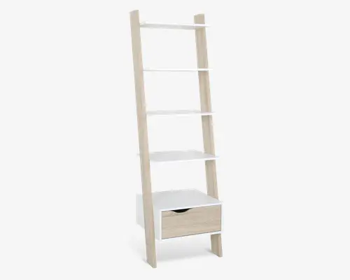 Et moderne reol med stige-design, der har fire åbne hvide hylder og en enkelt skuffe nederst. Rammen er lavet af lyst træ, mens hylderne og skuffefronten er hvide, hvilket giver et tofarvet udtryk. Skuffen har et udskåret håndtag for nem åbning. Reolen læner sig op ad væggen og har et moderne og pladsbesparende look.