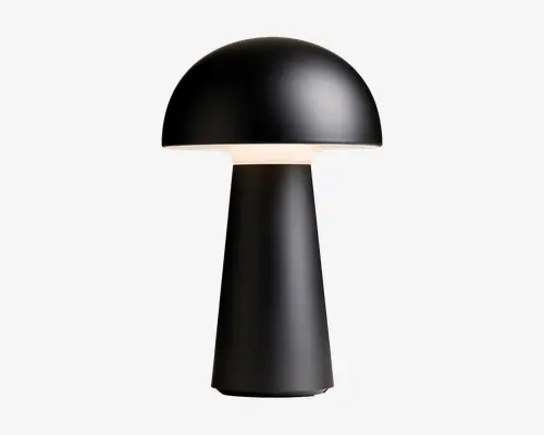 Mat sort lampe i sort med et moderne, minimalistisk design. Lampen har en kuppelformet skærm og en konisk fod, begge med en glat overflade. Lyset spredes blødt ud under skærmen og giver en varm glød. Lampen har et elegant, ensartet udseende uden synlige kontakter eller ledninger.
