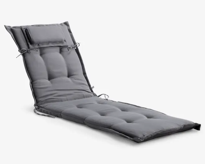 Tykt, polstret hynde i mørkegrå farve, designet til en liggestol. Har knaplukning for ekstra komfort og stil samt en fastgjort hovedpude for nakkestøtte. Hynden har bindebånd i siderne til fastgørelse på stolen og er opdelt i sektioner, så den passer til en justerbar liggestol.