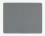 Et rektangulært underlag med afrundede hjørner og en glat, ensfarvet grå overflade. Kanterne er let hævede, og materialet ser blødt og fleksibelt ud, velegnet til brug på et skrivebord eller bord.