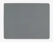 Et rektangulært underlag med afrundede hjørner og en glat, ensfarvet grå overflade. Kanterne er let hævede, og materialet ser blødt og fleksibelt ud, velegnet til brug på et skrivebord eller bord.