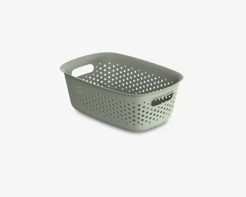 Rektangulær plastikkurv med afrundede kanter i en lys grå farve. Siderne og bunden har jævnt fordelte, runde huller for ventilation. Der er to indbyggede håndtag på modsatte sider for nem transport.