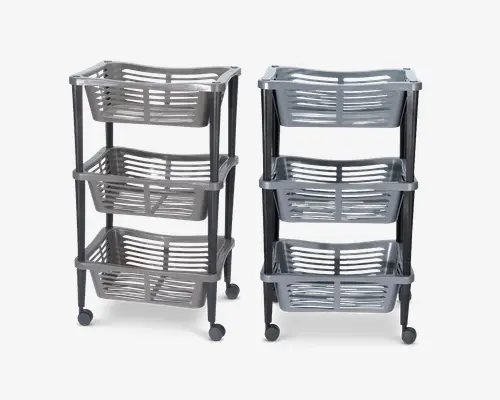 Sæt med to rullende opbevaringsvogne med tre niveauer, hver med tre rummelige, ventilerede plastkurve i grå. Kurvene er understøttet af solide metalrammer, og hver vogn har fire hjul for nem mobilitet. Kurvene har et slidsedesign, der giver luftcirkulation og synlighed af indholdet, hvilket gør dem velegnede til organisering af forskellige husholdningsartikler.