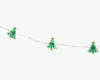 En lyskæde med dekorative grønne juletræ-formede lampeskærme, hver pyntet med små farvede kugler og en gul stjerne på toppen. Juletræerne har et sødt, smilende ansigt, hvilket giver et legende og festligt udtryk. Lyskæden har en tynd, gennemsigtig ledning, hvor træerne er jævnt fordelt.