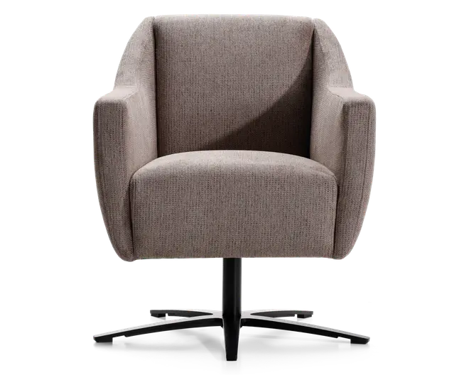 Moderne lænestol med tekstureret lysebrun stofpolstring, kendetegnet ved en firkantet form med let skrånende armlæn og dybt sæde. Stolen står på en sort metal drejefod med fire ben, hvilket giver stabilitet og et moderne udtryk.