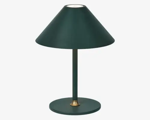 Mørkegrøn bordlampe med bred, konisk metalskærm og matchende rund fod. Lampen har en slank, lige stang og en lille messingdetalje, hvor stangen møder foden, hvilket giver et moderne og klassisk udtryk. Overfladen har en mat finish.