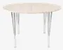 Rundt bord med en lys træbordplade og en synlig samling i midten, understøttet af fire sæt slanke, skråtstillede kromben, der giver et moderne og let udtryk. Bordpladen har en glat, naturlig overflade.