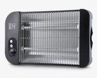 Rektangulært elektrisk apparat med en front af metalgitter, to synlige varmeelementer indeni og sorte plastikender. Venstre side har et kontrolpanel med en drejeknap til justering af varmeniveauet samt to indikator-knapper. Designet er kompakt og egnet til bord- eller vægmontering.