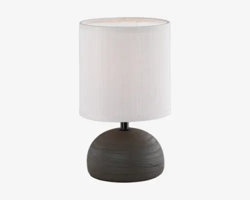 Bordlampe med en cylindrisk lampeskærm i hvidt stof og en rund, tekstureret mørkebrun fod. Foden har en mat finish med diskrete horisontale linjer, der giver ekstra detaljer. Lampen har et moderne, minimalistisk design, der passer til forskellige indretninger.