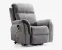 Blød, grå polstret lænestol med tykt polstret ryglæn, sæde og armlæn for ekstra komfort. Har en sidelomme til opbevaring af fjernbetjening samt en tilsluttet ledning, hvilket indikerer elektrisk recliner- eller massagefunktion. Stolen har et moderne, indbydende design med blødt stof og let buede former.