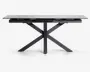Rektangulært bord med en glat, lysefarvet bordplade og en robust, sort metalbase. Basen har et moderne krydsbenet design, der giver ekstra stabilitet og et stilrent udtryk. Bordpladen ser ud til at være lavet af et holdbart materiale, muligvis glas eller keramik, og bordet har et slankt, minimalistisk look, der passer til moderne indretning.