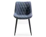 Stol med polstret sæde og ryglæn betrukket med mørkegråt tekstil med struktur. Betrækket har et diamantformet quiltet mønster, som giver ekstra stil og komfort. Sædet og ryglænet er let buede for ergonomisk støtte. Stolen står på fire slanke, skråtstillede ben i sort metal, hvilket giver et moderne og solidt udtryk.