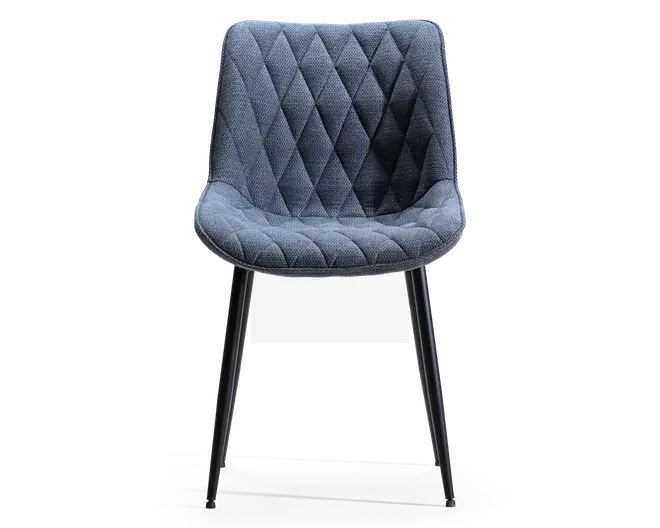 Stol med polstret sæde og ryglæn betrukket med mørkegråt tekstil med struktur. Betrækket har et diamantformet quiltet mønster, som giver ekstra stil og komfort. Sædet og ryglænet er let buede for ergonomisk støtte. Stolen står på fire slanke, skråtstillede ben i sort metal, hvilket giver et moderne og solidt udtryk.