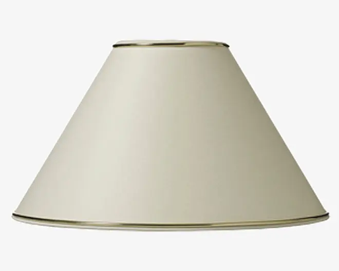 En klassisk, konisk lampeskærm i en lys beige farve med en glat stofoverflade. Top- og bundkanterne er afsluttet med en tynd, metallisk guldkant, som giver et diskret, elegant udtryk. Skærmen er designet til at sprede lyset blødt og passer til standard lampestativer.