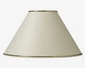 En klassisk, konisk lampeskærm i en lys beige farve med en glat stofoverflade. Top- og bundkanterne er afsluttet med en tynd, metallisk guldkant, som giver et diskret, elegant udtryk. Skærmen er designet til at sprede lyset blødt og passer til standard lampestativer.