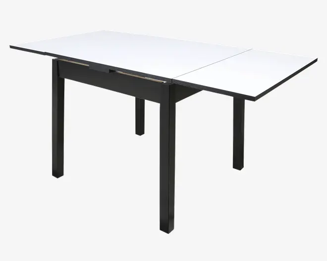 Rektangulært bord med hvid bordplade og sorte ben. Bordet har to udtræksplader i hver ende, så bordfladen kan udvides. Designet er moderne og minimalistisk med rene linjer og en solid ramme.