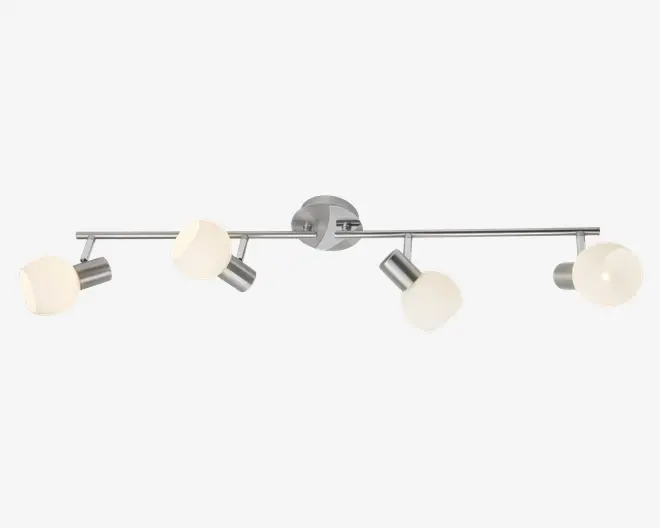 Moderne loftlampe med fire justerbare spotlys. Hvert spotlys har en mat glasglobeskærm og er monteret på en arm i børstet metal. Lampen er fastgjort til en rund metalbase, og armene er arrangeret i en lige linje, hvilket giver mulighed for retningsbestemt belysning. Det samlede design er stilrent og moderne, velegnet til forskellige indretninger.