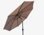 Stor udendørs parasol med brun stofskærm og solid sort metalramme. Parasollen har et håndsving til nem åbning og lukning, og skærmen understøttes af flere stænger for ekstra stabilitet. Stangen er vinklet, hvilket giver mulighed for justerbar skygge.