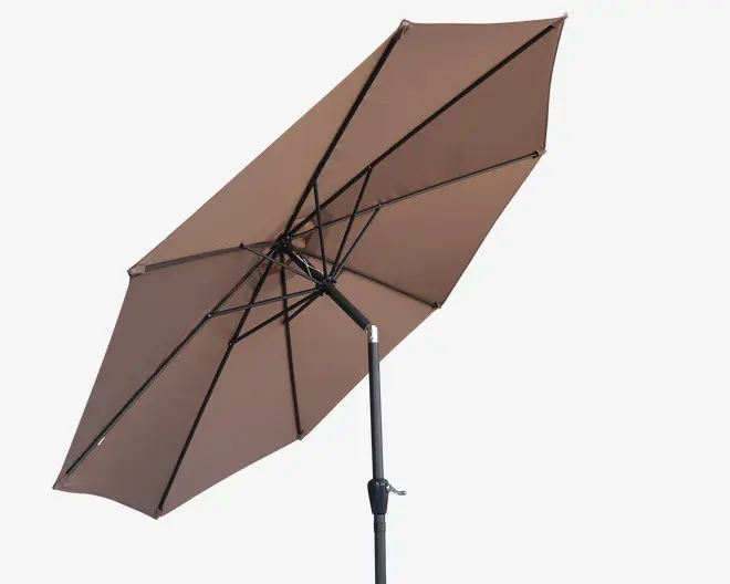 Stor udendørs parasol med brun stofskærm og solid sort metalramme. Parasollen har et håndsving til nem åbning og lukning, og skærmen understøttes af flere stænger for ekstra stabilitet. Stangen er vinklet, hvilket giver mulighed for justerbar skygge.