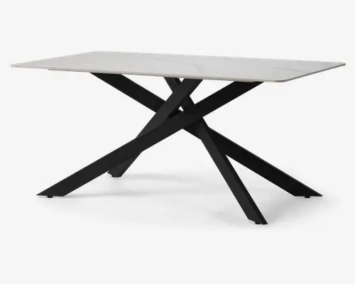Rektangulært bord med en glat, hvid bordplade med marmoreffekt og karakteristiske sorte metalben, der er arrangeret i et krydsende, geometrisk mønster. Bordet har et moderne, minimalistisk design med rene linjer og en solid base, hvilket gør det velegnet til nutidige indretninger.
