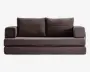 En moderne, mørkebrun sofa med fløjlstekstur. Den har to store, bløde ryghynder og to rektangulære armlæn. Sædet er tykt og velpolstret, og betrækket har et diskret stribet mønster. Designet er firkantet og moderne med rene linjer og et komfortabelt udtryk.