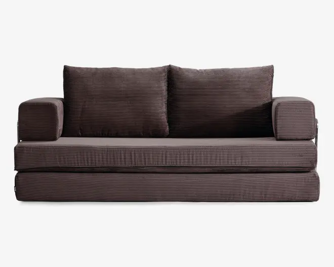 En moderne, mørkebrun sofa med fløjlstekstur. Den har to store, bløde ryghynder og to rektangulære armlæn. Sædet er tykt og velpolstret, og betrækket har et diskret stribet mønster. Designet er firkantet og moderne med rene linjer og et komfortabelt udtryk.