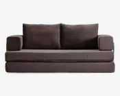 En moderne, mørkebrun sofa med fløjlstekstur. Den har to store, bløde ryghynder og to rektangulære armlæn. Sædet er tykt og velpolstret, og betrækket har et diskret stribet mønster. Designet er firkantet og moderne med rene linjer og et komfortabelt udtryk.