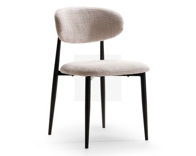 Stol med blødt buet ryglæn og sæde, begge polstret i et lyst beige tekstil med struktur. Stellet og benene er lavet af slankt, sort metal, hvilket giver et moderne og minimalistisk udtryk. Sædet og ryglænet er godt polstrede for komfort, og det samlede design er stilrent og nutidigt.