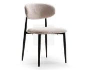 Stol med blødt buet ryglæn og sæde, begge polstret i et lyst beige tekstil med struktur. Stellet og benene er lavet af slankt, sort metal, hvilket giver et moderne og minimalistisk udtryk. Sædet og ryglænet er godt polstrede for komfort, og det samlede design er stilrent og nutidigt.