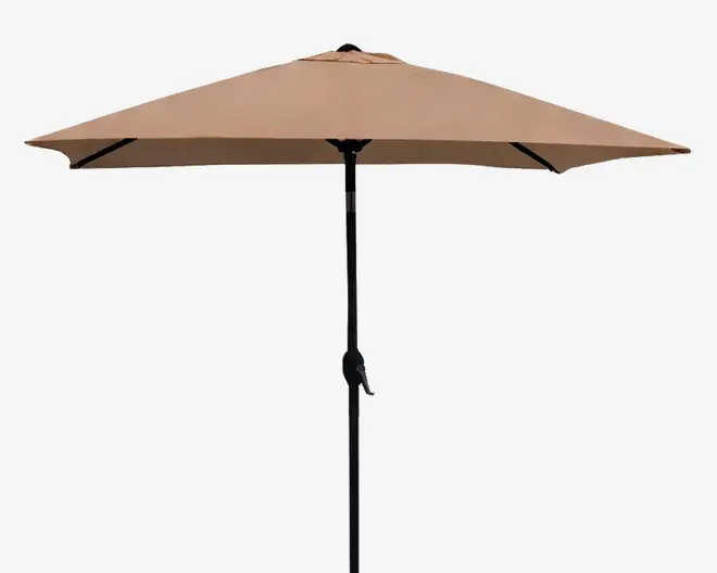 Stor udendørs parasol med beige, ottekantet skærm og en solid sort metalstang. Parasollen har et drejehåndtag for nem åbning og lukning samt forstærkede ribber for ekstra stabilitet. Stoffet er vejrbestandigt og egnet til at give skygge på terrasser eller i haver.