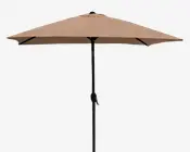 Stor udendørs parasol med beige, ottekantet skærm og en solid sort metalstang. Parasollen har et drejehåndtag for nem åbning og lukning samt forstærkede ribber for ekstra stabilitet. Stoffet er vejrbestandigt og egnet til at give skygge på terrasser eller i haver.