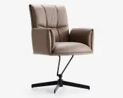 En moderne stol med høj ryg og polstrede armlæn, betrukket med taupefarvet læder. Sædet og ryggen har diskrete lodrette syninger, der giver ekstra struktur. Stolen står på en sort metal drejefod med fire ben, hvilket giver stabilitet og et moderne udtryk.