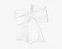 Stor, hvid sløjfe i satin med en glat, skinnende overflade. Sløjfen har to brede løkker og to lange, spidse ender, samlet i midten med en knude og en lille løkke øverst til nem fastgørelse. Stoffet virker blødt og let stift, hvilket giver sløjfen et elegant og velordnet udtryk.
