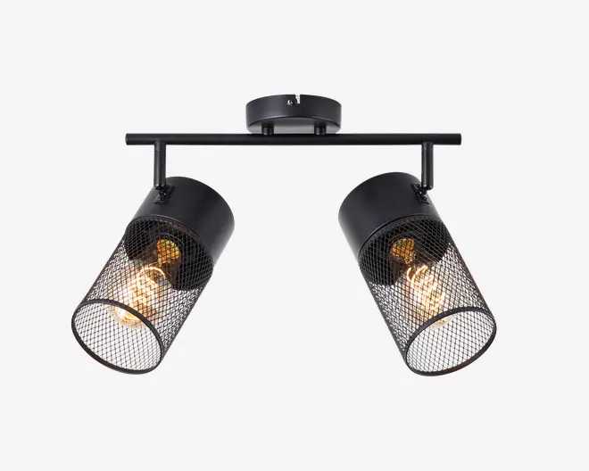 Et moderne loftarmatur med to justerbare cylindriske lampehoveder, hver med en sort metalskærm i netdesign. Armaturet er monteret på en rund base med en vandret stang, der forbinder de to lampehoveder. Netdesignet gør pærerne synlige, hvilket giver et industrielt udtryk og god lysspredning.