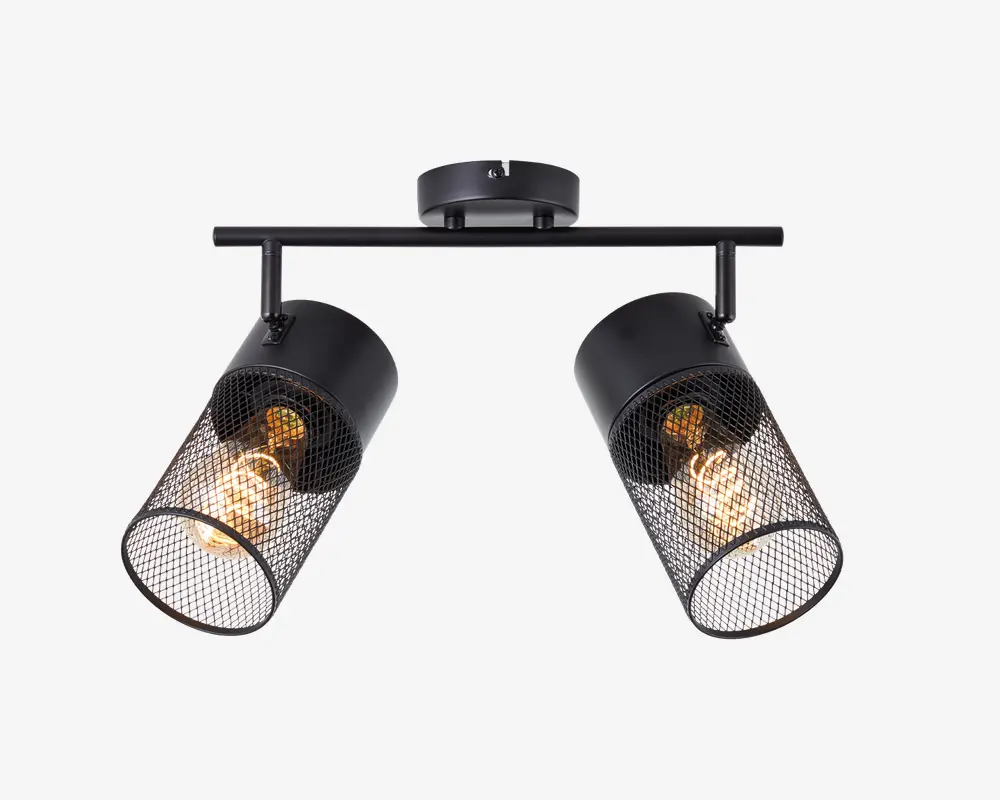 Et moderne loftarmatur med to justerbare cylindriske lampehoveder, hver med en sort metalskærm i netdesign. Armaturet er monteret på en rund base med en vandret stang, der forbinder de to lampehoveder. Netdesignet gør pærerne synlige, hvilket giver et industrielt udtryk og god lysspredning.