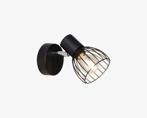 Væghængt lampe med mat sort finish, rund base og justerbar arm. Lampens hoved har et dekorativt åbent metalgitter, som gør pæren synlig og giver et industrielt udtryk. Pæren udsender et varmt lys, og lampen egner sig til retningsbestemt belysning.