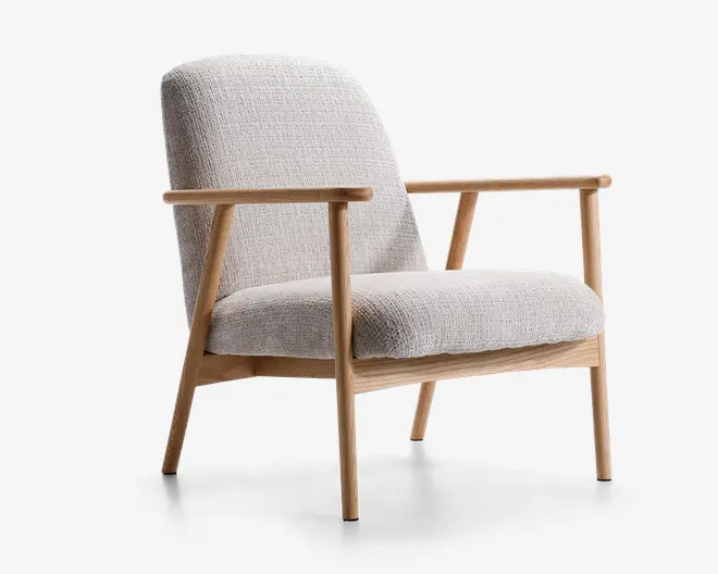 Stol med stel og armlæn i lyst træ, polstret med et tekstureret, lysebeige stof på sæde og ryg. Designet er minimalistisk og moderne med let skrå ben for stabilitet og en komfortabel, støttende ryg. Betrækket har et diskret vævet mønster, som giver et blødt og indbydende udtryk.
