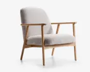 Stol med stel og armlæn i lyst træ, polstret med et tekstureret, lysebeige stof på sæde og ryg. Designet er minimalistisk og moderne med let skrå ben for stabilitet og en komfortabel, støttende ryg. Betrækket har et diskret vævet mønster, som giver et blødt og indbydende udtryk.