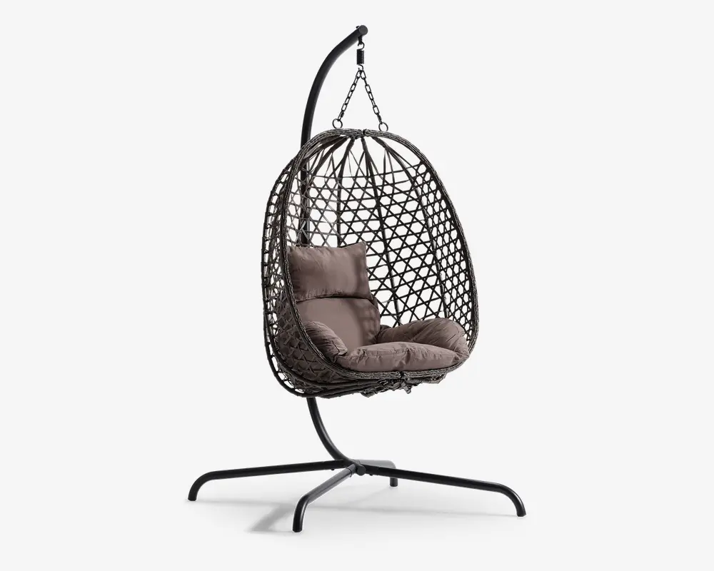 Hængende æggeformet stol med flettet rattanramme, ophængt fra et robust sort metalstativ. Stolen har bløde, taupefarvede sæde- og ryghynder for ekstra komfort. Den åbne gitterstruktur i rammen giver god luftcirkulation og et moderne udtryk. Basen er bred og stabil, hvilket sikrer sikker placering både indendørs og udendørs.