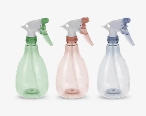 Sæt med tre gennemsigtige plastiksprøjteflasker, hver med en forskellig farvetone: grøn, lyserød og blå. Hver flaske har en hvid spraydyse med matchende farvet mundstykke og krave. Flaskerne har en rundet, ergonomisk form for nem håndtering og en bred bund for stabilitet. Spraydyserne kan justeres til forskellige sprøjtemønstre.